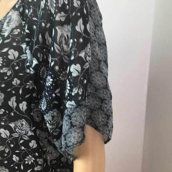 American Eagle Keyhole Tie Blouse – Black & White Floral Stripe – Size Small Pet - Picture 3 of 9